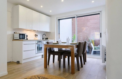 Marcq-en-Baroeul Apartment | 2 bedroom apartment w/courtyard at Croisé Laroche