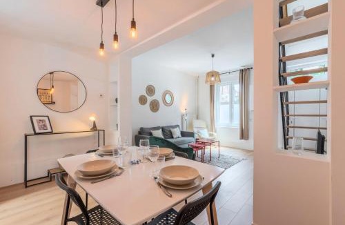 Fives House | 2 BR house w/terrace, near train stations & metro