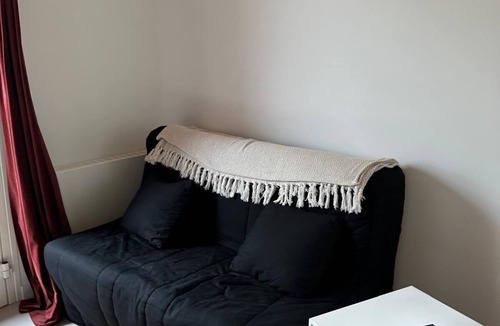Cricqueboeuf Apartment | 2-minute walk from the beach, single-storey apartment with sea view
