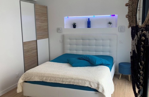 Viarmes Apartment | 2-person apartment, not overlooked, near train station, with terrace and private Jacuzzi