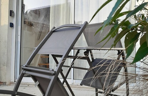 Le Pin Apartment | 20 minutes from Disney! Tiny House at the bottom of the garden, ideal for families.