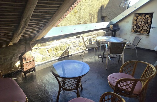 Saint-Lothain Apartment | 3* apartment, 96m2, self-contained with terrace, 18th century winegrower's house.
