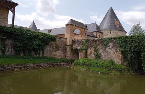 Charbogne House | 3 Gîtes avec piscine au Château de Charbogne