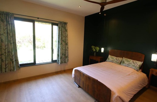La Ferte-Saint-Aubin Bed & Breakfast | 30s-style guest room with breakfast included, 180 cm bed, Wifi