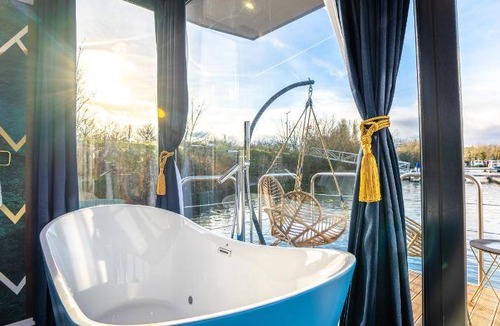 Sandrancourt Boat Rental | 35 m² Houseboat ∙ 2 guests