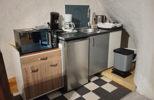 Coupru Apartment | 35 min Disney - Paris - Family room at homestay with bathtub and dining - lounge area - secure parking - 5 people and 1 baby - duplex with independent entrance on 1rst floor at inhabitant's house