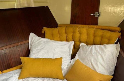 Louveciennes Boat Rental | 40 m² Houseboat ∙ 1 bedroom ∙ 5 guests