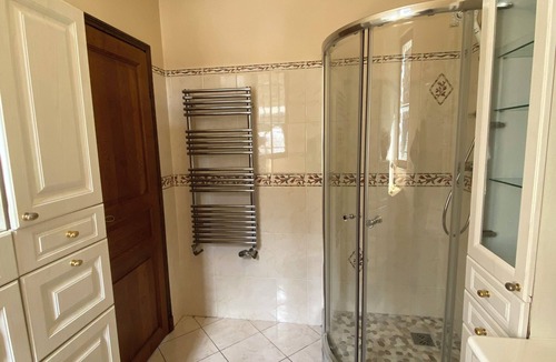 Maisons-Alfort Bed & Breakfast | 540 sq ft - full master suite and living room