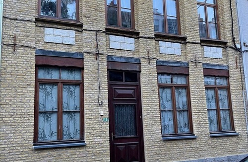 Bergues House | 6 person house with terrace, garden and swimming pool in town center