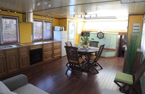 Saint-Valery-sur-Somme Boat Rental | 60 m² Houseboat ∙ 2 bedrooms ∙ 6 guests