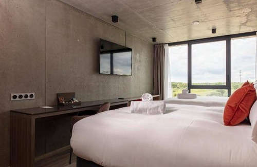 Serris Hotel | 85 m² Hotel ∙ 2 bedrooms ∙ 10 guests