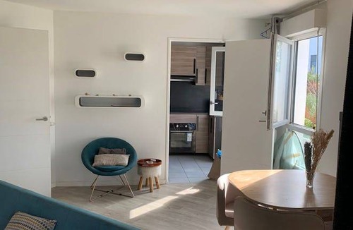 10th Arrondissement Enclos-St-Laurent Resort | 85 m² Private room ∙ 1 bedroom ∙ 3 guests