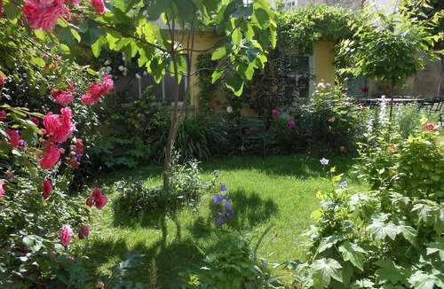 Faubourg North Apartment | 'a garden in the city': calm and charm close to the city center, with garage