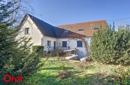 Montmarault Apartment | A Montmarault, L'Arbre de Vie vous propose 2 couchages et 2 salles d'eau