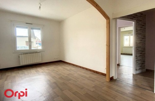 Montmarault Apartment | A Montmarault, L'Arbre de Vie vous propose 2 couchages et 2 salles d'eau