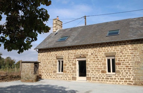 Saint-Fraimbault Cottage | Accessible Country House with Modern Amenities, Near Village & Lake, Pet-friendly, Free EV Charging