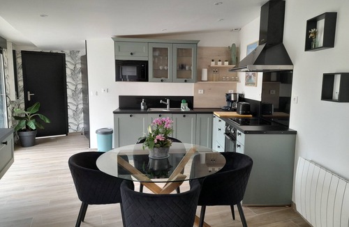 Ailly-sur-Noye Apartment | Accommodation with a landscaped patio with trees. Ideal for a moment for two.