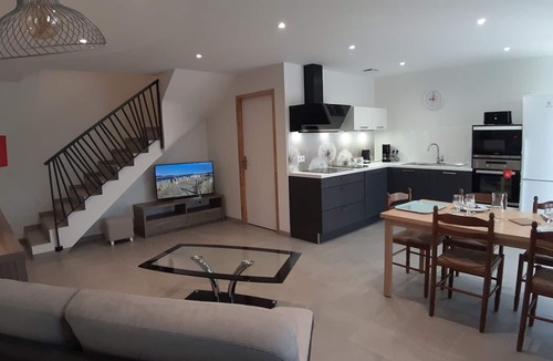 Othis Apartment | Air-conditioned gîte for 4 people, 2 bedrooms, near Senlis, Paris, Roissy, NEW