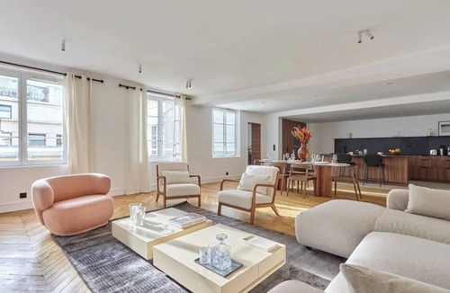 Vivienne Apartment | AN AUTHENTIC PARISIAN RETREAT NEXT TO LOUVRE ,TUILERIES GARDENS & PALAIS ROYAL
