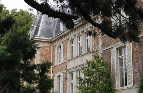 Guigneville-sur-Essonne Apartment | Apartment in a Castle
