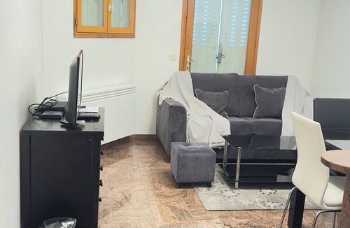 Drancy Apartment | Apartment '4 Personnes Drancy' with Shared Garden and Wi-Fi