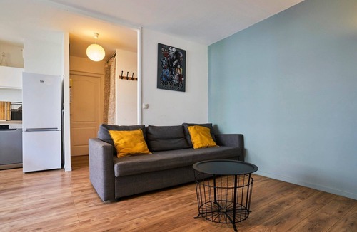 Saint-Maurice Pellevoisin Apartment | Apartment balcony/parking space near train station