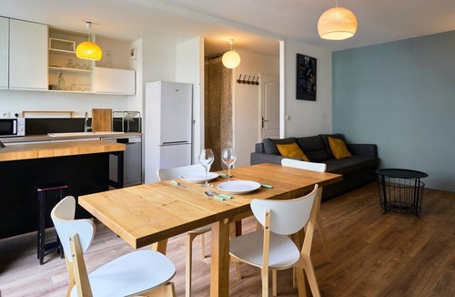 Saint-Maurice Pellevoisin Apartment | Apartment balcony/parking space near train station