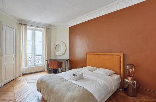 Saint-Merri Apartment | Apartment beaubourg by Studio prestige