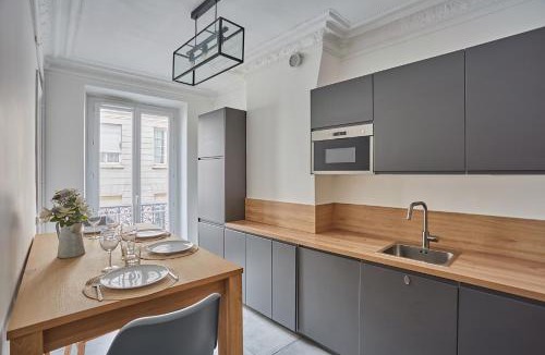 Saint-Merri Apartment | Apartment beaubourg by Studio prestige