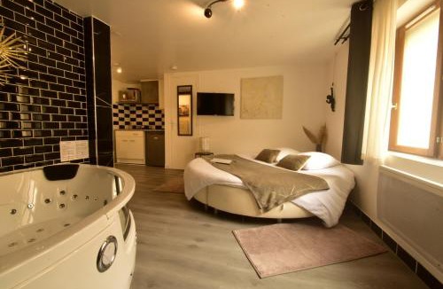 Verneuil-sur-Avre Apartment | Appartement jacuzzi Gold&Night