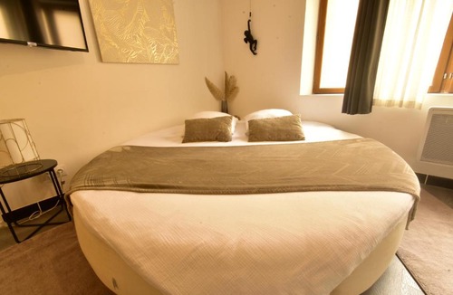 Verneuil-sur-Avre Apartment | Appartement jacuzzi Gold&Night