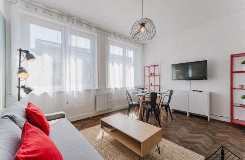 Historic Center Apartment | Appartement 2 chambres avec parking, proche métro
