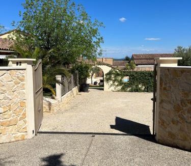 Pont-Saint-Esprit Apartment | Appartement duplex meublé avec vue sur piscine