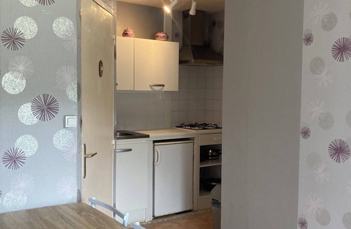 Compreignac Apartment | Appartement Indépendant de Plein Pied Rouge