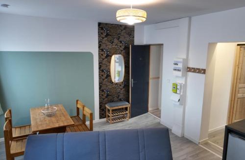 Valenciennes Apartment | Appartement lumineux de ville avec 2 places de parking privées intérieur
