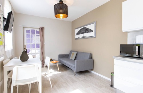Saint-Quentin Apartment | Appartement sleeps 4 + terrace ref TR13