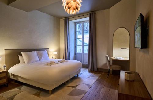 Nevers Apartment | Appartement Vivier - les suites du palais, parking privé, vue cathédrale,2 chambres, by PRIMO C0NCIERGERIE