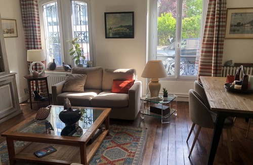 Neuilly-sur-Seine Apartment | Apt with terrace Near Paris