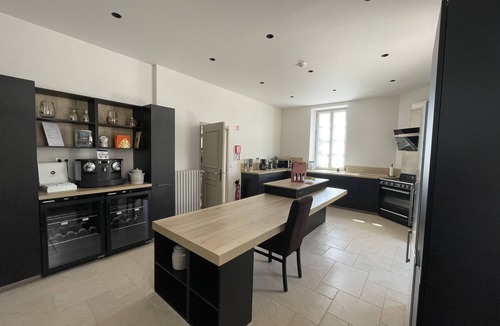 Savigny-les-Beaune Apartment | Arthur Barol-Apartment-Deluxe-Ensuite-Vineyard view