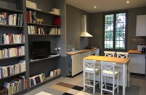 Tosny House | Artist's loft on the banks of the Seine, facing Château Gaillard, large park + rose garden