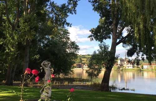 Tosny House | Artist's loft on the banks of the Seine, facing Château Gaillard, large park + rose garden