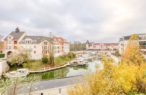 Cergy Apartment | 🌟AU BORD DU PORT🌟, relaxing studio with water view