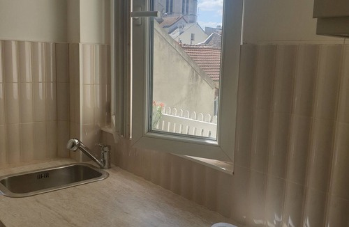 Aubervilliers Apartment | Au Pieds de Métro Retro Paris Style