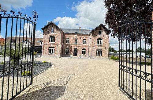 Picquigny House | Aura Castle
