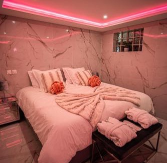 Le Chou Apartment | Beautiful Skyline Suite 30 minutes from Paris!