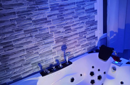 Amblainville Bed & Breakfast | BED AND BREAKFAST DEPENDENCY WITH IN-ROOM JACUZZI