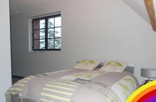 Saint-Ouen-sur-Iton Bed & Breakfast | Bedroom sleeps 5, fast Wi-Fi