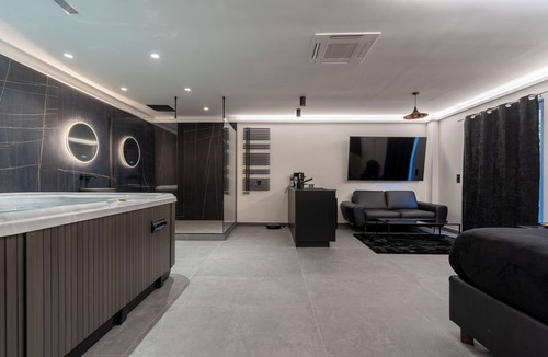 Esbly Apartment | Black Suite Jacuzzi Disneyland