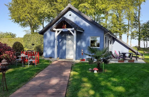 Therouldeville House | Blue house with flower garden 6 km from the sea, private parking, Wifi