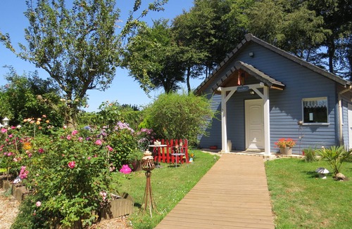 Therouldeville House | Blue house with flower garden 6 km from the sea, private parking, Wifi